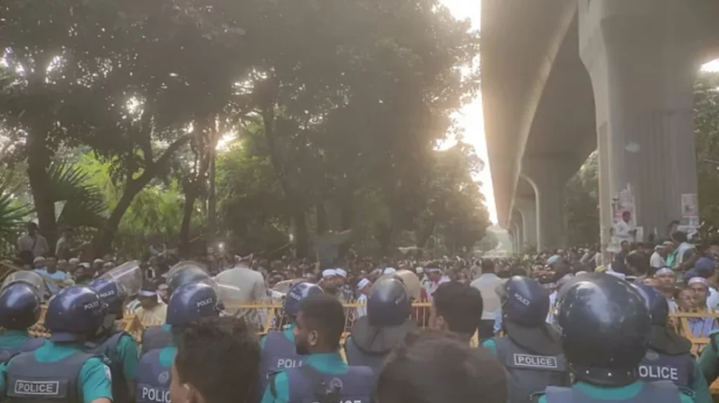 এমপিওভুক্ত শিক্ষক-কর্মচারীদের লংমার্চ আটকে দিল পুলিশ