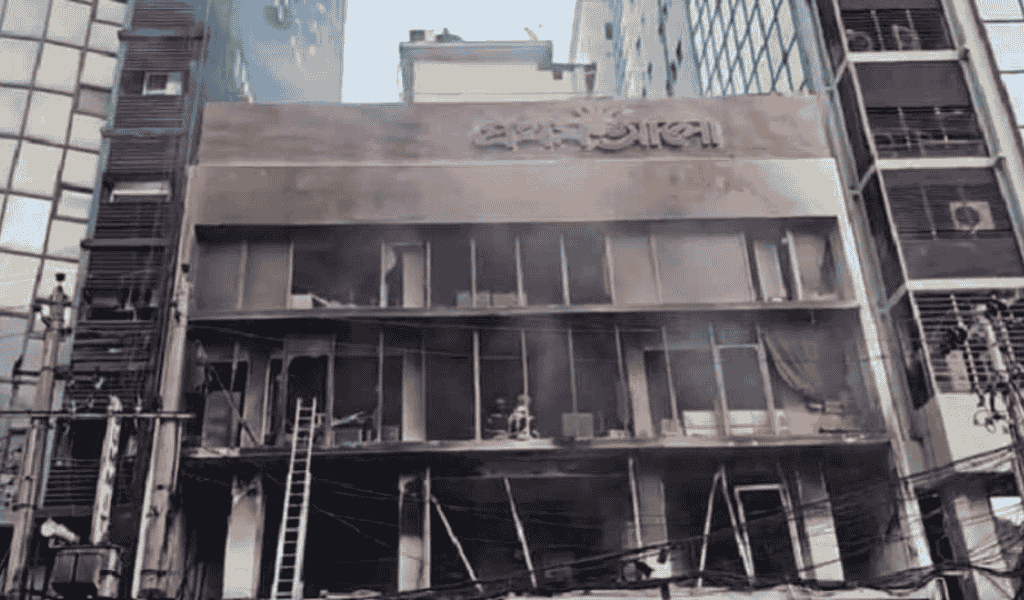 হামলা ও অগ্নিসংযোগের পর প্রথম আলো–ডেইলি স্টারের সব কার্যক্রম বন্ধ, প্রকাশ হয়নি পত্রিকা