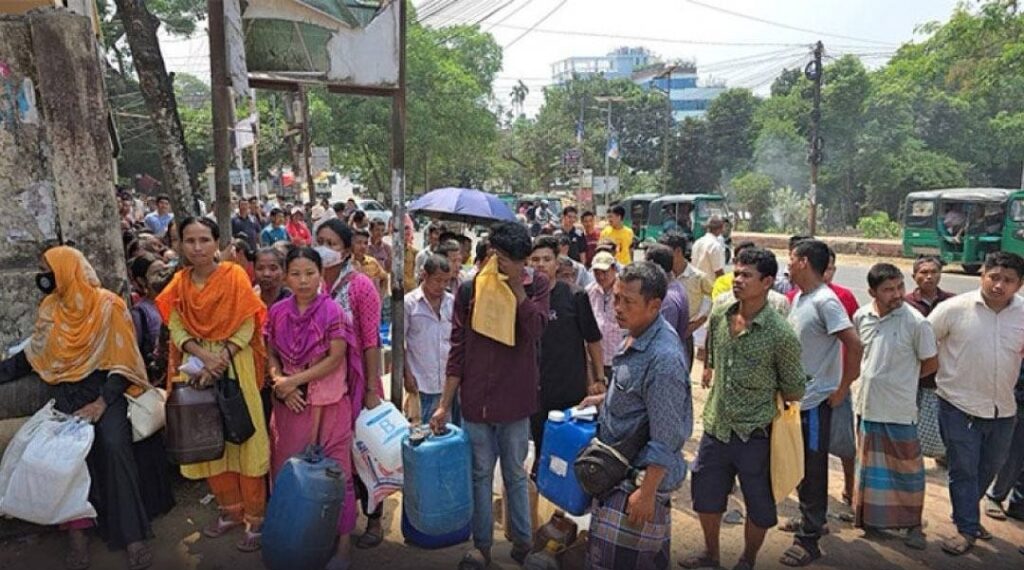 ইউনূসের ধ্বংসস্তূপে দাঁড়িয়ে বিএনপি; কৃষককে এক টিন তেল দিতেও ব্যর্থ প্রশাসন