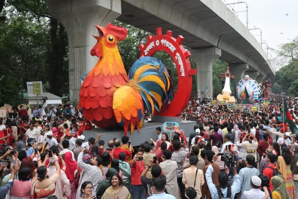 ভোরের সূর্যের নতুনলোকে নতুন বছর ১৪৩৩-কে স্বাগত জানাতে ঢাবি’র চারুকলায় জনতার ঢল