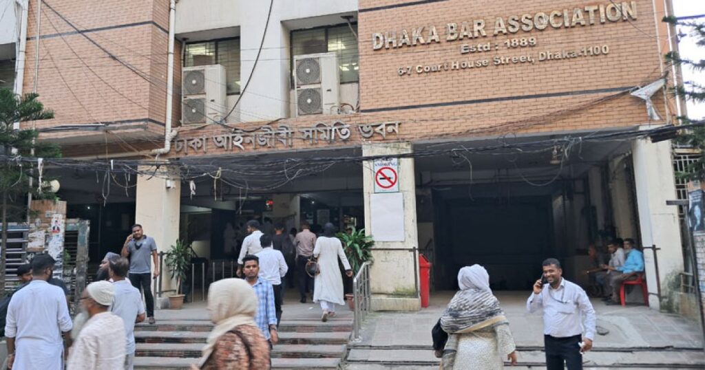 ঢাকা বারে ‘দখলদারিত্বের’ নির্বাচন: ফরম না পেয়ে বিক্ষুব্ধ সাধারণ আইনজীবীরা