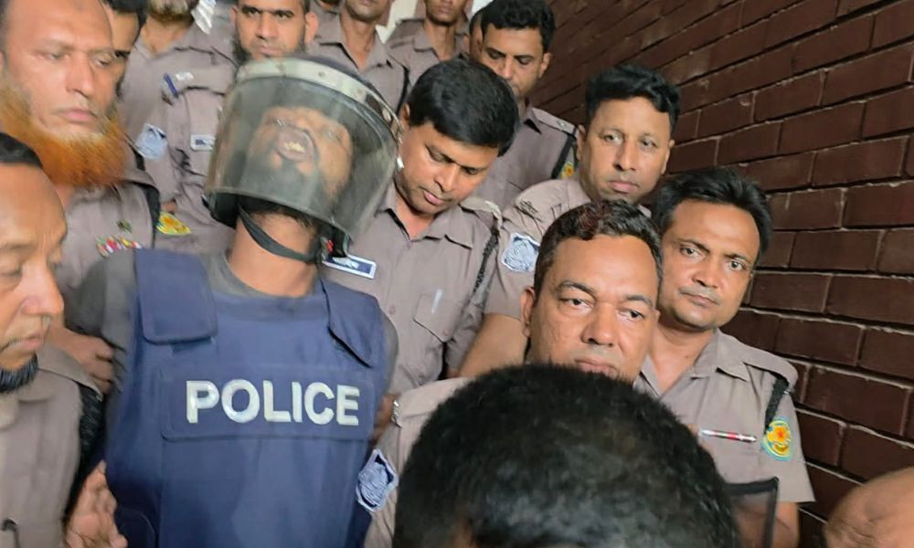 ‘আমি শুধু ধর্ষণ করছি, মারছে ডলার’ – আদালত চত্বরে দাঁড়িয়ে পল্লবীর রামিসা হত্যার প্রধান আসামি সোহেলের চিৎকার