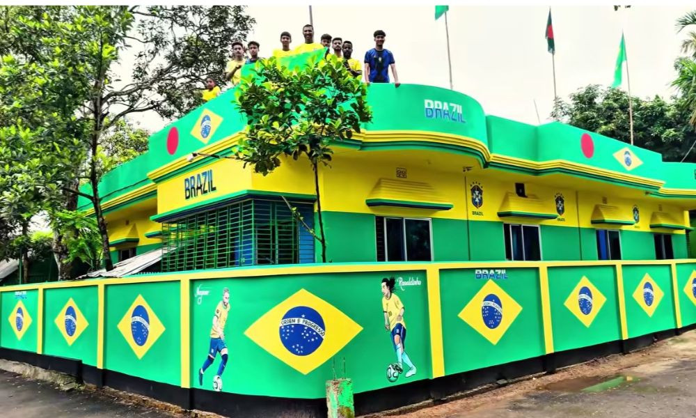 ব্রাজিলের পতাকা আর খেলোয়াড়দের ছবিতে রঙিন রুবেলের বাড়ি, দেখতে দর্শনার্থীদের ভিড়