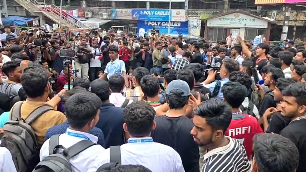 ‘তুমি কে আমি কে? ফার্মের মুরগি’ স্লোগানে শিক্ষামন্ত্রীর পদত্যাগ দাবিতে এইচএসসি পরীক্ষার্থীদের সড়ক অবরোধ