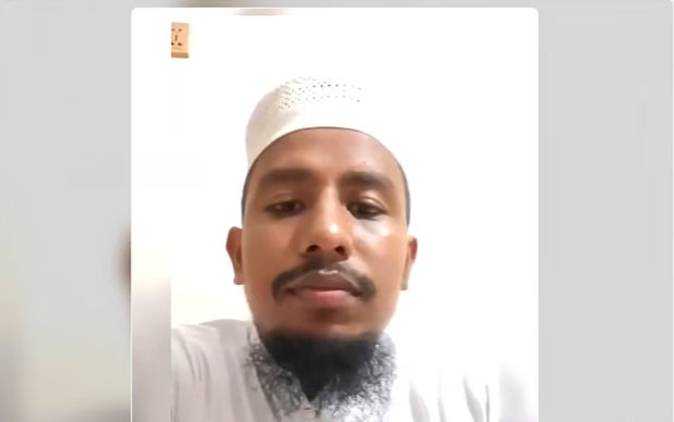 মাদ্রাসায় শিশুর মুখে বেত ঢুকিয়ে নির্যাতনের ভিডিও পোস্ট করে শিক্ষক লিখলেন, পিচ্চিদের কান্না করাতে ভালোই লাগে