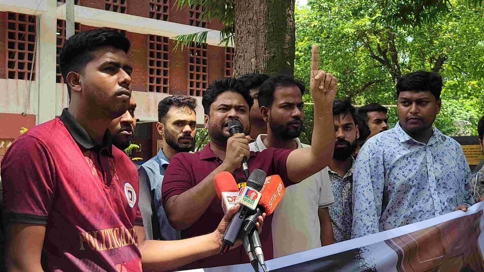 ‘৭১-এর অপকর্মের তথ্য মুছতেই লাইব্রেরিতে হামলা চালায় শিবির’: রাবি ছাত্রদল সভাপতি