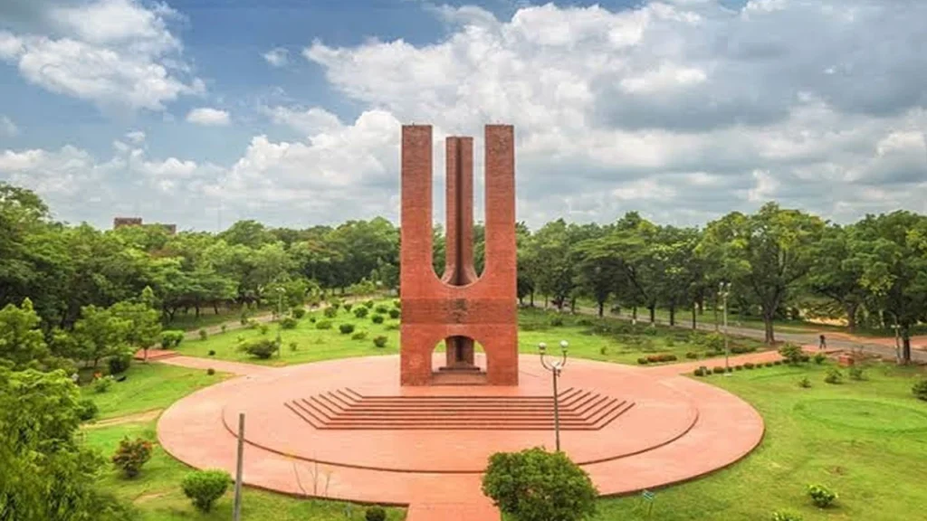 র্যাগিংয়ের অভিযোগে জাবির ৮ শিক্ষার্থী সাময়িক বহিষ্কার