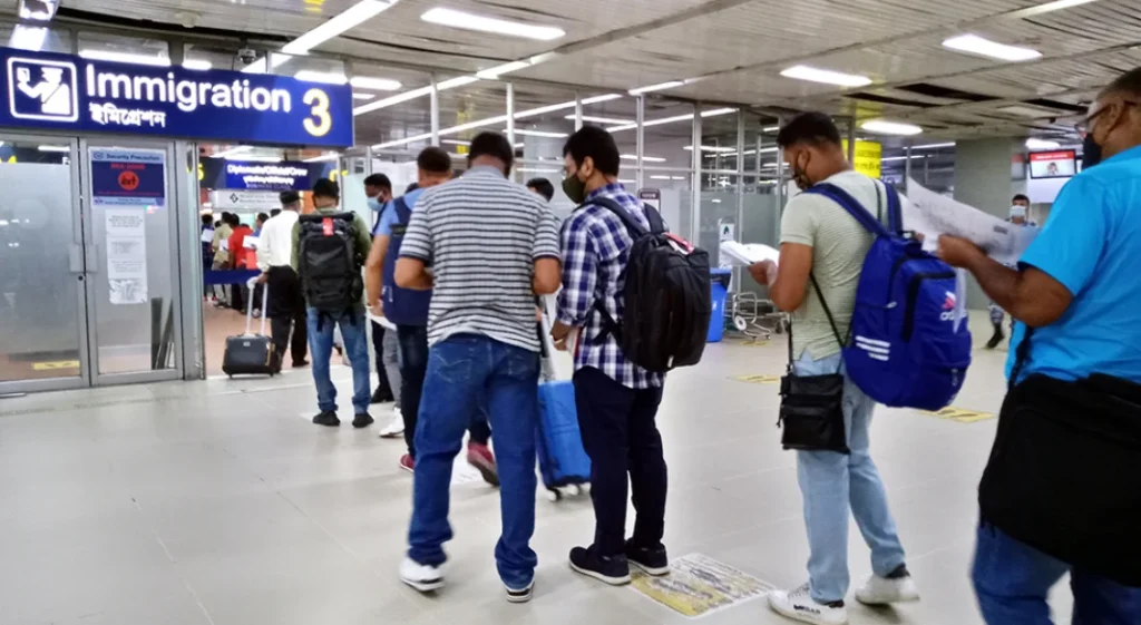 ৫ জনের ভিসা জালিয়াতির খবর ছড়াতেই বোর্ডিং গেট থেকে ৭১ যাত্রীর উধাও