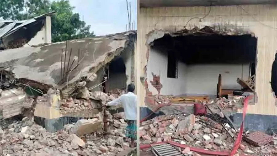 পলাতক আওয়ামী লীগ নেতার স্ত্রী-মা ঢাকায়, লুটপাটের পর গুঁড়িয়ে দেওয়া হলো বাড়ি