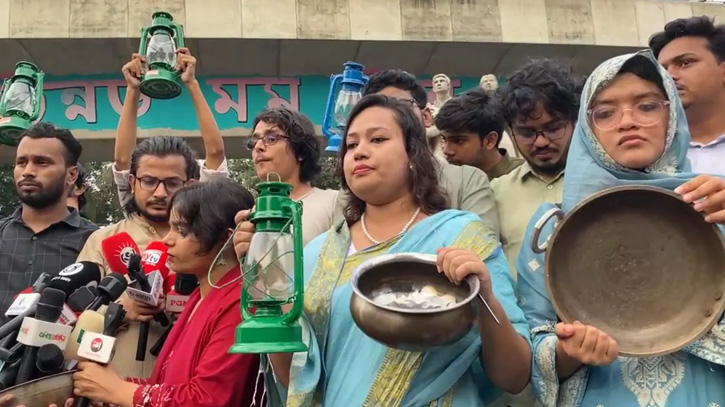 দিনে ১২ ঘণ্টা লোডশেডিং, ভূতুড়ে বিল: হারিকেন ও হাঁড়ি-পাতিল হাতেরাজু ভাস্কর্যে বিক্ষোভ
