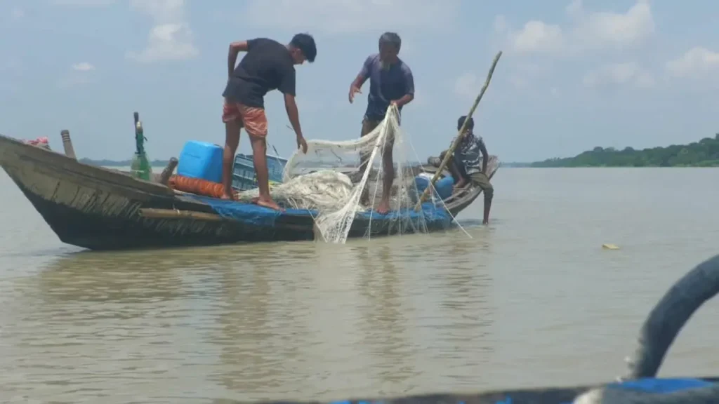 ‘সাগরে জাল ফেলতেও দিতে হয় লাখ টাকা চাঁদা’: বিএনপি নেতার দৌরাত্ম্যে অতিষ্ঠ জেলেরা
