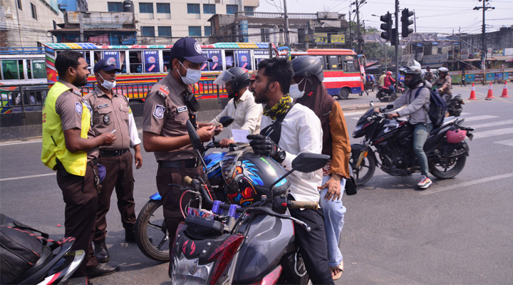 আওয়ামী লীগের কর্মসূচির আশঙ্কায় ঢাকায় ২৫০ পয়েন্টে চেকপোস্ট, চরম দুর্ভোগে সাধারণ পথচারী ও কর্মজীবী মানুষ।